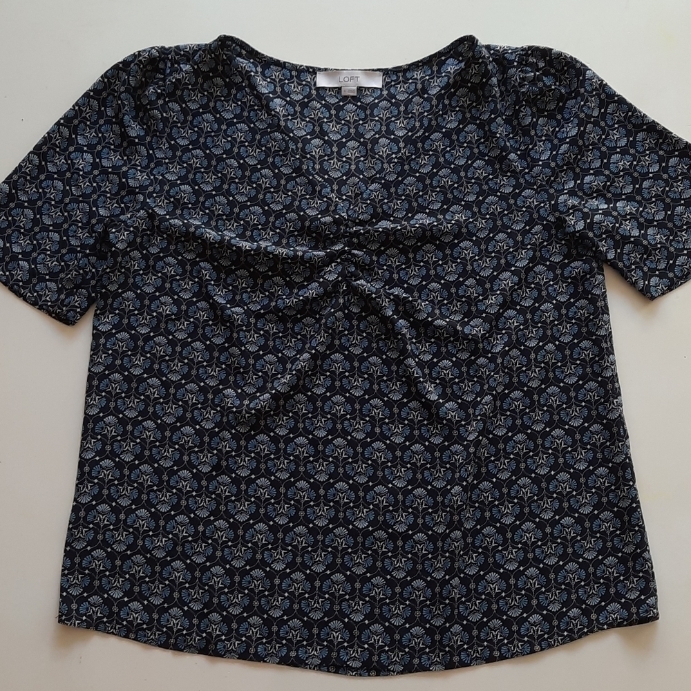 Ann Taylor Loft black blue floral v neck blouse S